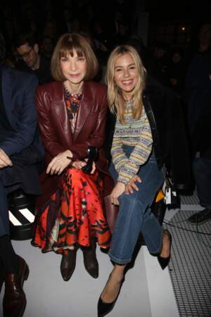 Anna Wintour et Sienna Miller au défilé Louis Vuitton lors de la fashion week de Paris, le 6 mars