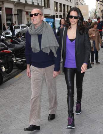 Bruce Willis et sa femme dans les rues de Paris.