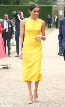 Meghan Markle en robe fourreau jaune