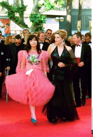Björk en 2000, déguisée en religieuse à la rose.