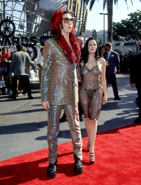 MTV Video Music Awards : Marilyn Manson et sa chérie de l'époque, Rose McGowan, trèèès dénudée en 1998