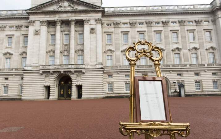 Conformément au protocole, la naissance de Son Altesse le Prince de Cambridge a été annoncée sur le chevalet royal