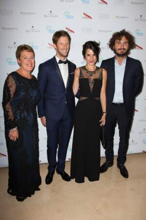 Anne Gouin, présidente d'Enfance & Cancer, Romain Grosjean, parrain de l'association, son épouse et Maxime Musqua