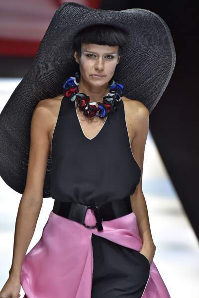 Fashion Week printemps-été 2018 : plus besoin de crème solaire avec le chapeau couvre-dos !