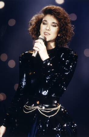Céline Dion en 1988, en tenue de gala : permanente, sequins et ceinture bling