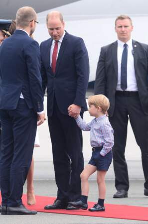 Le prince George fait la tête lors d’une visite officielle - Sur le tapis rouge, le petit prince ne se cache pas...