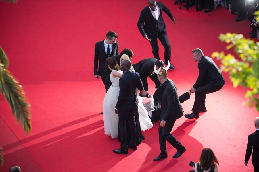Vitalii Sediuk se glissant sous la robe d'America Ferrara lors d'une première à Cannes