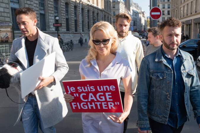 Pamela Anderson et Maxime Dereymez pour l'interdiction de l'élevage en cage des animaux, à Paris