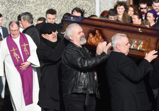 Obsèques de Dolores O'Riordan : son ancien compagnon Don Burton aide à porter le cercueil