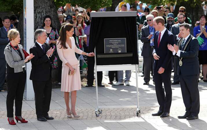 Le couple découvre une plaque : Prince George Plaza
