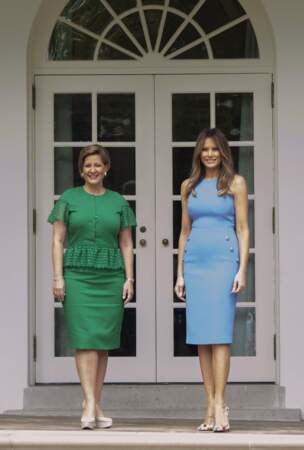 Melania Trump fait sensation avec une robe (très) près du corps lors d’une visite officielle