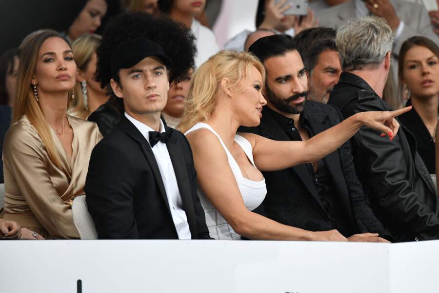 Brandon Lee, sa mère Pamela Anderson et son compagnon Adil Rami lors de la soirée Amber Lounge Monaco 2019