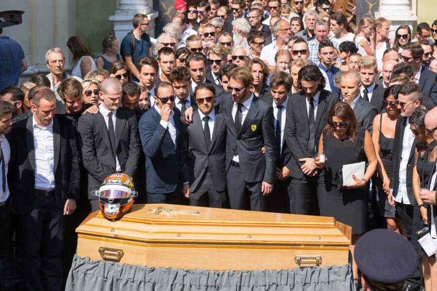 La famille et les amis de Jules Bianchi, ainsi que la foule des anonymes, se recueillant devant le cercueil