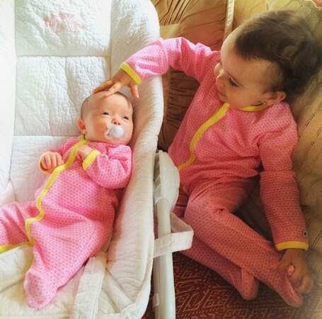 Les deux sisters en pyjamas assortis. Trop cute !