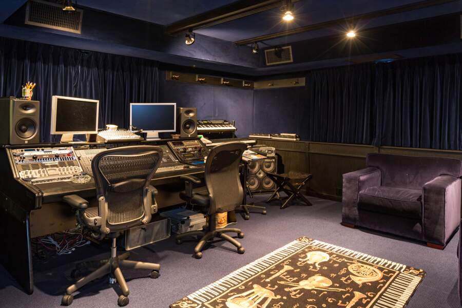 Et un studio d'enregistrement au cas où vous voudriez enregistrer un album là, comme ça