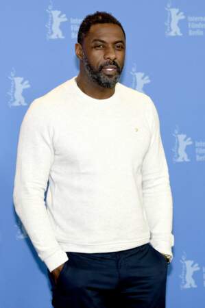 Il n'y a qu'Idris Elba pour être aussi sexy avec un simple pull blanc...