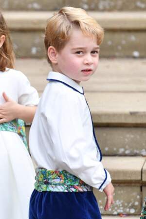 Le prince George était adorable, vêtu d'un pantalon bleu et d'une chemise blanche, ornée d'un gros noeud bleu-vert
