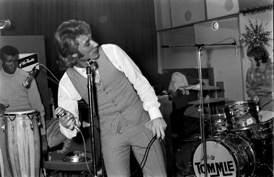 Décembre 1967 : retour aux classiques pour Johnny Hallyday avec un costume-cravate 