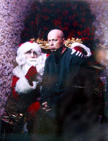 Bruce Willis : il est mignon, il a été bien sage. Ouais, pas crédible le Père Noël.