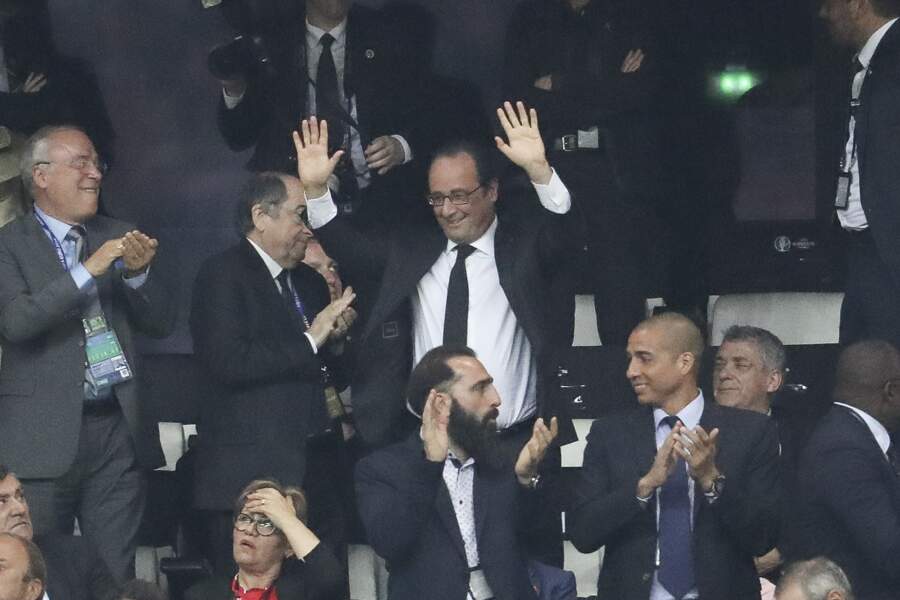 Le président François Hollande exulte lors du but d'Antoine Griezmann qui libère les Bleus