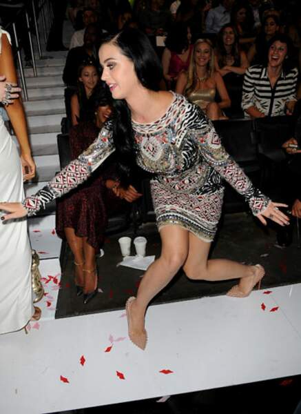 Katy Perry s'est disloqué les deux jambes, on dirait