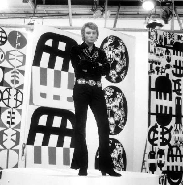 Janvier 1969 : look à la Elvis pour Johnny Hallyday durant l'émission "Quatre temps" animée par Michel Drucker