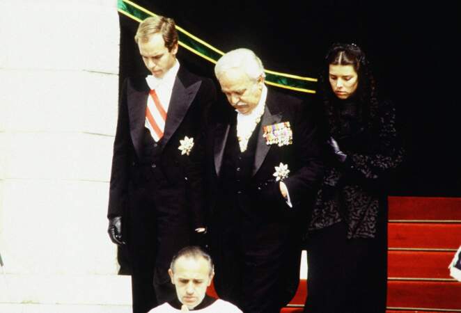 Le prince Rainier entouré d'Albert et Caroline lors des obsèques de Grace de Monaco le 18 septembre 1982