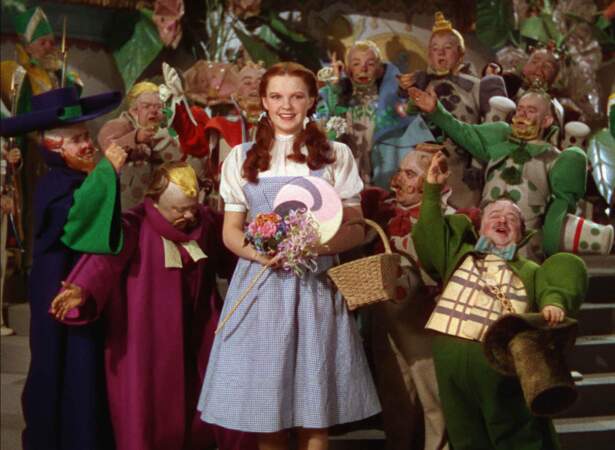 Judy Garland entourée de Munchkins dans le Magicien d'Oz