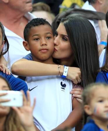 Ludivine Sagna embrasse son fils, un peu déçu comme (presque) tout un stade