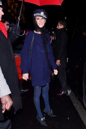 Céline Dion quitte l'hôtel Athénée de Paris habillée en Chanel