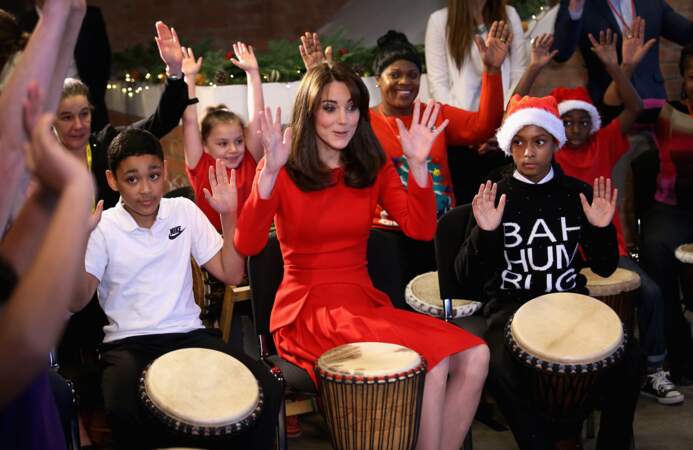 Kate Middleton à la fête de Noël de l'école : haut les mains, haut les cœurs !