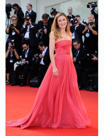 Dans sa longue robe rose, l'actrice est radieuse et féminine