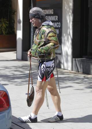 Mickey Rourke : petit sac à main, caleçon moulant et veste camouflage son étonnant look