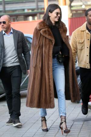 Le long manteau de fourrure, comme Kendall Jenner