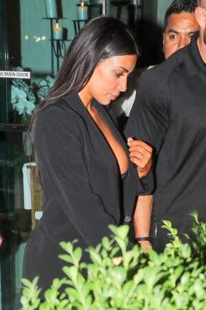 Kim Kardashian ose un décolleté incendiaire, un photographe en tombe à la renverse