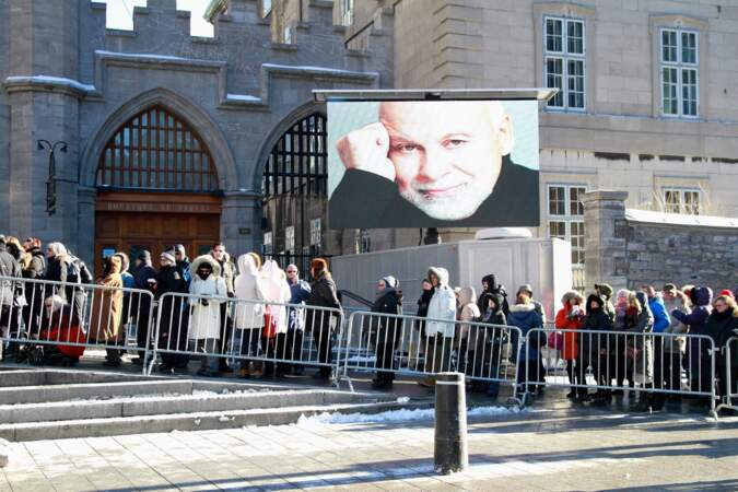 Les anonymes étaient nombreux à s'être déplacés pour ce dernier hommage à l'époux de Céline Dion