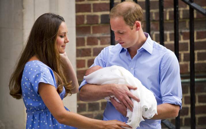 Le 23 juillet 2013, le royal baby est apparu dans un linge blanc similaire...