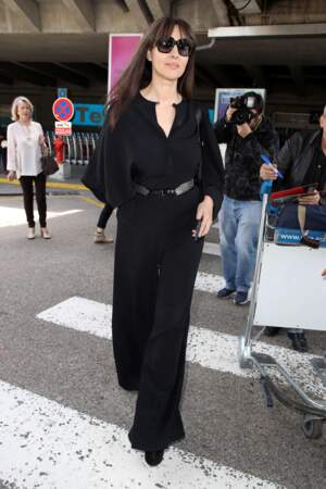 Le Festival de Cannes de Monica Bellucci : en 2017, elle quitte l'aéroport de Nice et est déjà sublime