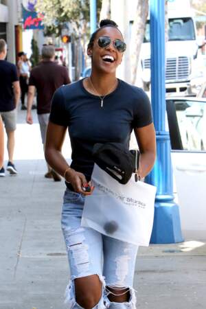 Kelly Rowland se balade sans soutien-gorge dans les rues de Los Angeles