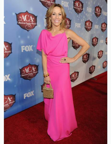 Aux American Country Awards, Sheryl Crow a tenté la robe rose Barbie. Raté