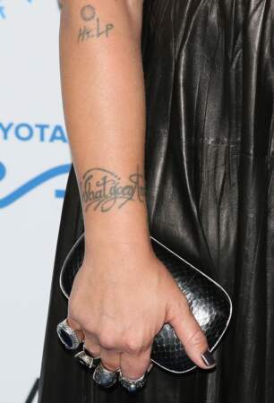 Le tatouage bracelet au poignet de Pink