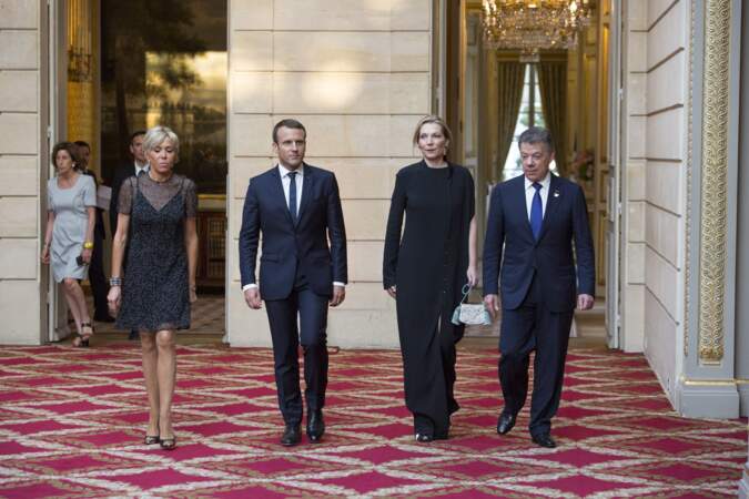 Le couple Macron et le couple Santos arrivent enfin dans l'Elysée... où c'est climatisé
