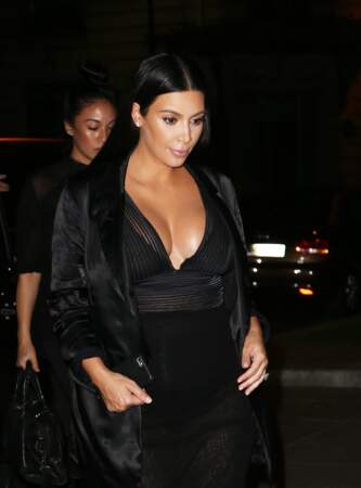 Kim Kardashian peut compter sur son assistante pour porter son sac
