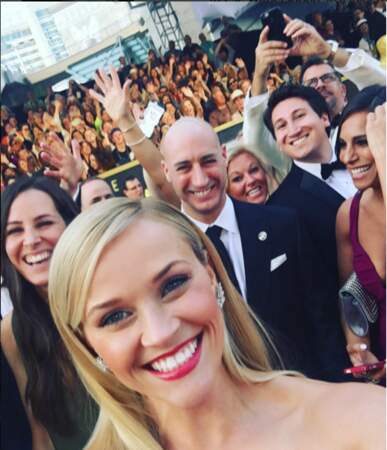 Reese Witherspoon a, en vain, tenté de reproduire le selfie avec plein de people d'Ellen DeGeneres aux Oscars 2015