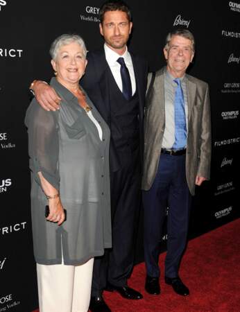 Gerard Butler avec ses parents à l'avant-première de La chute de la Maison Blanche à Hollywood le 18 mars 2013