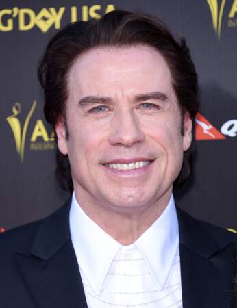 John Travolta affiche une crinière de star... Quel toupet !