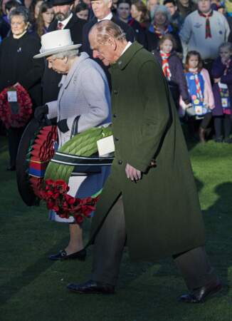 La reine Elizabeth et le prince Philip déposent des couronnes de fleurs