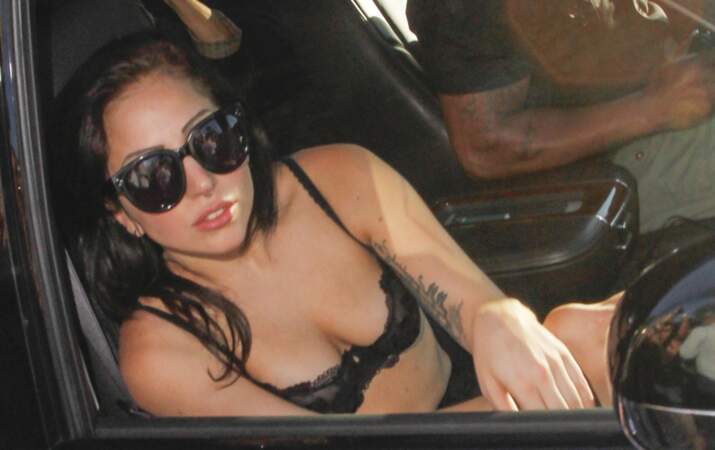 Lady Gaga en soutien-gorge à Hollywood