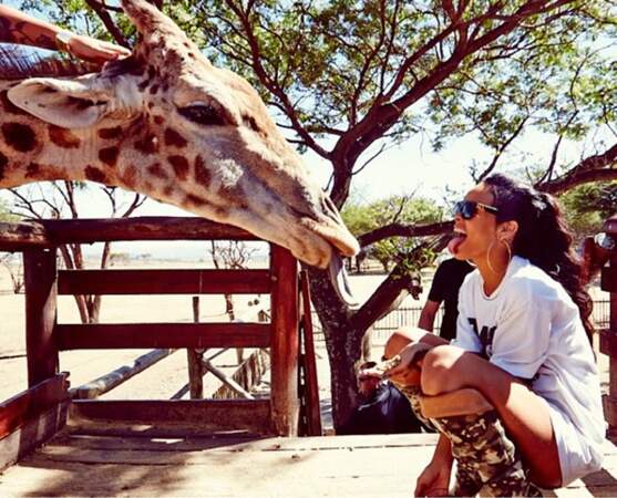 Rihanna, en pleine imitation de Miley Cyrus pour une girafe