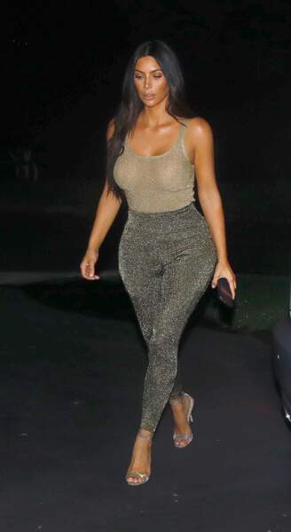 Kim Kardashian topless sous un top doré et transparent, elle en montre beaucoup
